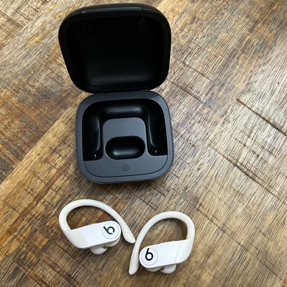 Powerbeats Pro Totally wireless headphones. Ivory. - Picture 3 of 9